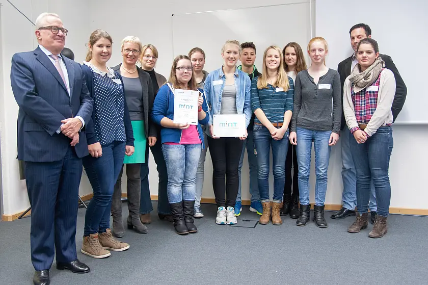 Schülerinnen und Schüler der St. Johannis-Schule, Bildungssenatorin Eva Quante-Brandt. Vorne links: Thomas Sattelberger von der Initiative "MINT Zukunft schaffen"