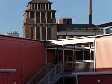 Im Hintergrund die Roland-Mühle: Das neue Übergangswohnheim für Flüchtlinge in Walle