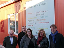 Bei der Eröffnung des neuen Übergangswohnheims: Beiratssprecher Wolfgang Golinski, Pastor Uwe Mletzko (Innere Mission), Senatorin Stahmann, Ortsamtsleiterin Ulrike Pala und der Architekt Stefan Feldschnieders  