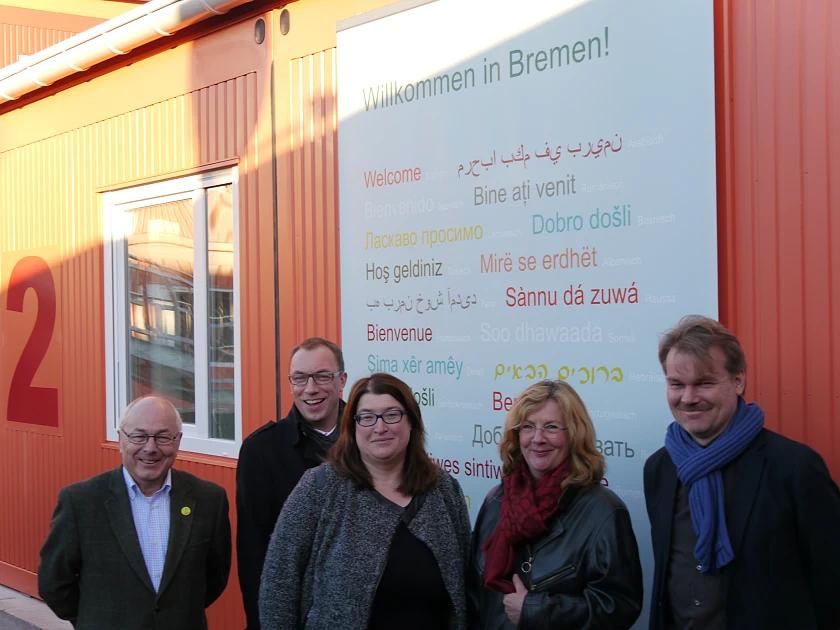 Bei der Eröffnung des neuen Übergangswohnheims: Beiratssprecher Wolfgang Golinski, Pastor Uwe Mletzko (Innere Mission), Senatorin Stahmann, Ortsamtsleiterin Ulrike Pala und der Architekt Stefan Feldschnieders  
