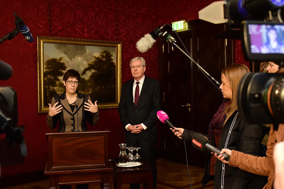 Bürgermeister Böhrnsen und Ministerpräsidentin Kramp-Karrenbauer gehen abgestimmt in die Bund-Länder-Finanz-Gespräche