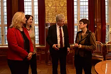Bürgermeister Böhrnsen und Bürgermeisterin Linnert zeigen Ministerpräsidentin Kramp-Karrenbauer und Ministerin Rehlinger die Güldenkammer