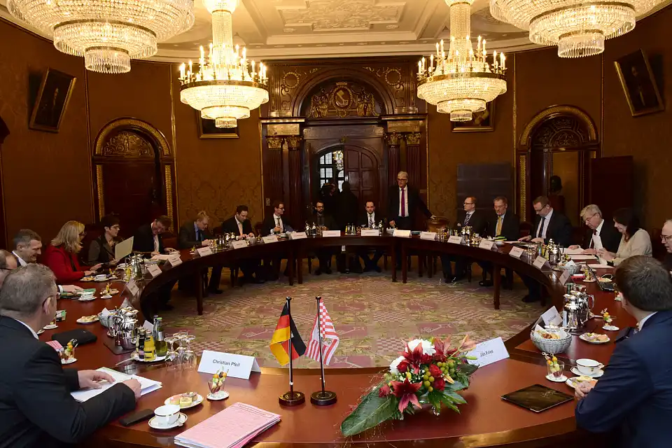 Beratungen zwischen Bremen und dem Saarland im Senatssaal des Bremer Rathauses