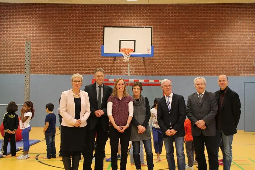 v.l.: Senatorin Quante-Brandt, Dr. Michael Lohmann, Lehrerin Inga Dornbusch, Schulleiterin Isolde Mörk, Jürgen Linke (KSB), Bernd Wagner, Christian Zeyfang (Sportreferent Bildungsressort)