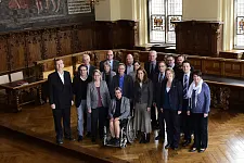 Gruppenfoto in der Oberen Halle des Bremer Rathauses: Länderbeauftragte mit Staatsministerin Aydan Özoguz