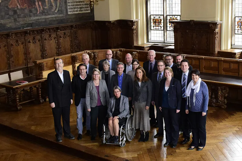 Gruppenfoto in der Oberen Halle des Bremer Rathauses: Länderbeauftragte mit Staatsministerin Aydan Özoguz