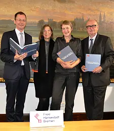 Werben für die Freie Hansestadt Bremen: Senator Martin Günthner, die Autorinnen Annemarie Struß-von Poellnitz und Dr. Christine Backhaus sowie Klaus Sondergeld freuen sich über das gelungene Werk (v.l.)