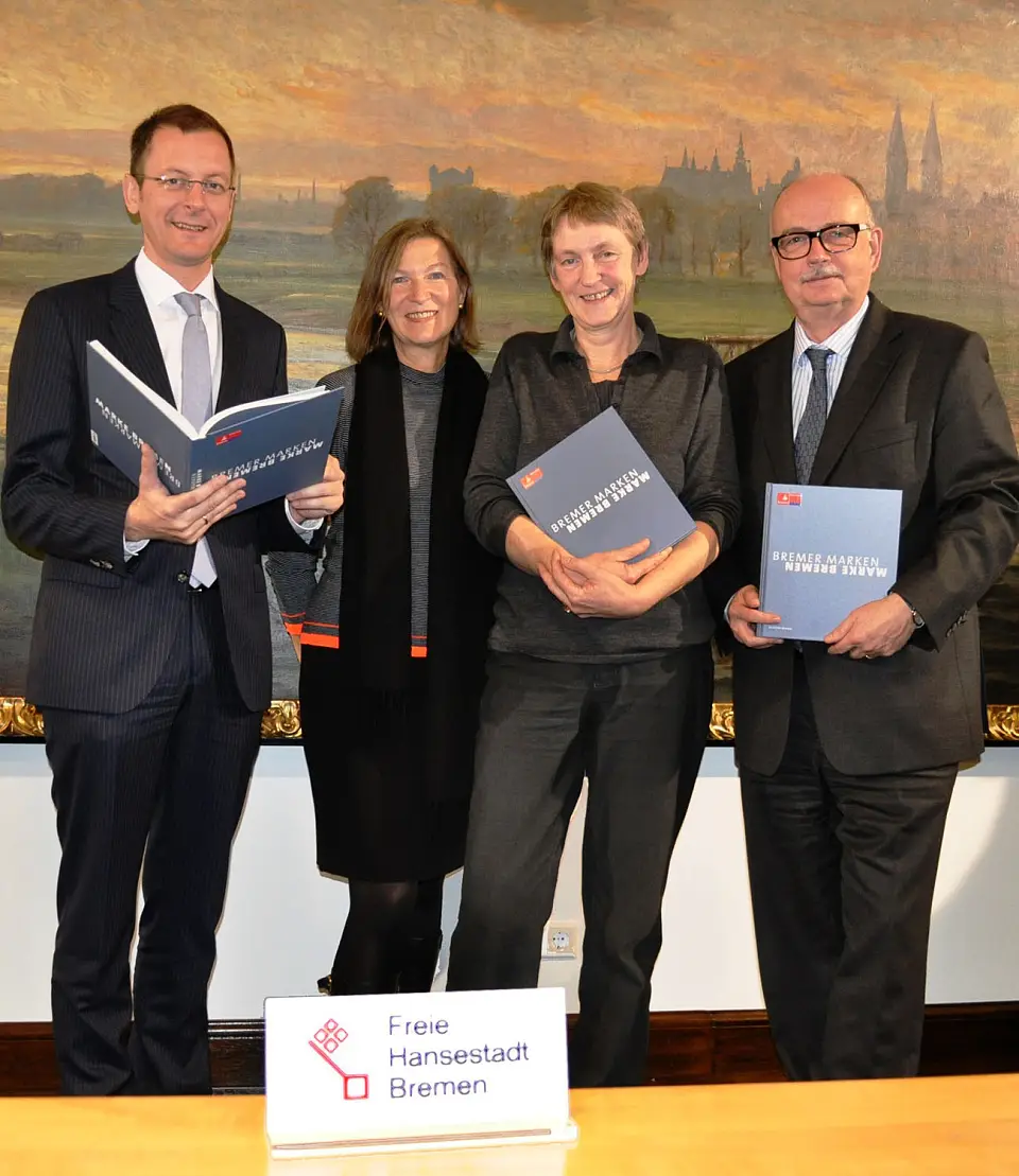 Werben für die Freie Hansestadt Bremen: Senator Martin Günthner, die Autorinnen Annemarie Struß-von Poellnitz und Dr. Christine Backhaus sowie Klaus Sondergeld freuen sich über das gelungene Werk (v.l.)