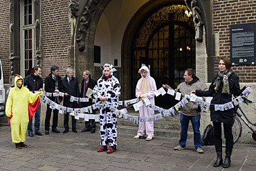 Bunte Aktion vor dem Bremer Rathaus