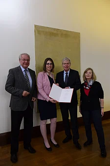 Freuen sich mit Inga Köstner (2.v.l.): Ulrich Höft, Bürgmeister Böhrnsen und Catharina Hanke