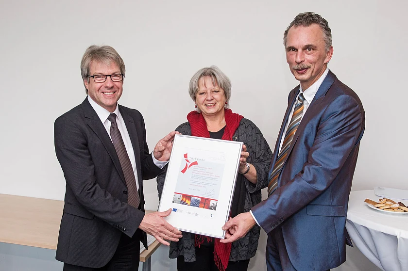 Umwelt-Staatsrätin Gabriele Friderich beglückwünschte die beiden hanseWasser Geschäftsführer Jörg Broll-Bickhardt und Uwe Dahl zur Auszeichnung der Kläranlage Bremen-Seehausen als "Klimaschutzbetrieb CO2-20" 2014