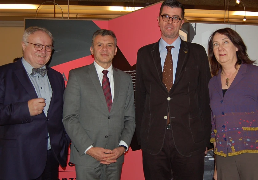 Finanzstaatsrat Henning Lühr, Werner Gatzer, Staatssekretär beim Bundesministerium der Finanzen, der Historiker Dr. Jaromir Balcar und Finanzsenatorin Karoline Linnert (v.l.n.r.)  bei der Ausstellungseröffnung
