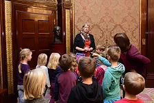 Eine Rathausführung als kleines Dankeschön: Kinder vom Kindergarten Borgfeld besichtigen den Senatssaal