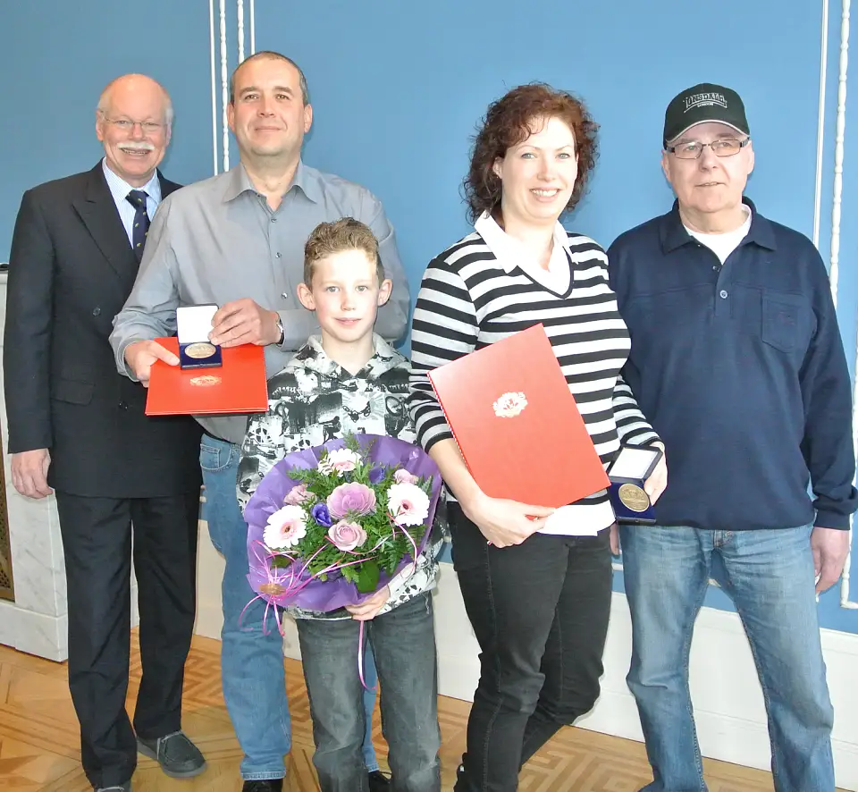 Innensenator Mäurer, Michael Drees, Sebastian Drees, Heike Drees mit dem Nachbar Wolfgang Dobberstein (v.l.)