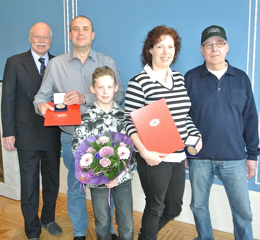 Innensenator Mäurer, Michael Drees, Sebastian Drees, Heike Drees mit dem Nachbar Wolfgang Dobberstein (v.l.)