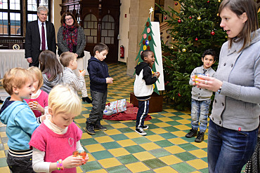 Bürgermeister Jens Böhrnsen und Senatorin Anja Stahmann (im Hintergrund) freuen sich über die weihnachtliche Vorstellung der Kindergartenkinder