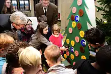 Hayrunnisa von der katholischen Kindertagesstätte St. Hedwig öffnet das erste Türchen