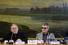 Staatsrat Horst Frehe (li.) und Landesbehindertenbeauftragter Joachim Steinbrück während der Senatspressekonferenz im Rathaus
