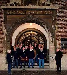 Von den Rathausstufen für den Weihnachtsmarkt: Maritime Lieder vom "Beckedorfer Schifferknoten"