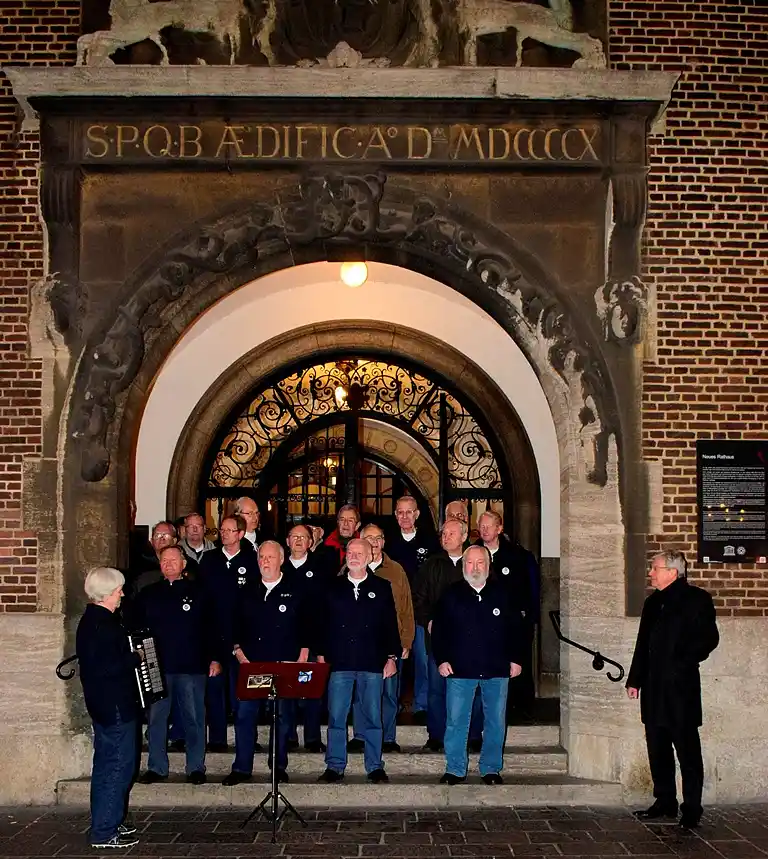 Von den Rathausstufen für den Weihnachtsmarkt: Maritime Lieder vom 