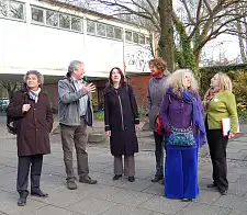 Gleich am Eingang des Bürger- und Sozialzentrums Huchting wurde Bürgermeisterin Linnert von Vertreterinnen und Vertretern zahlreicher Institutionen empfangen, die Räume des BUS nutzen. 