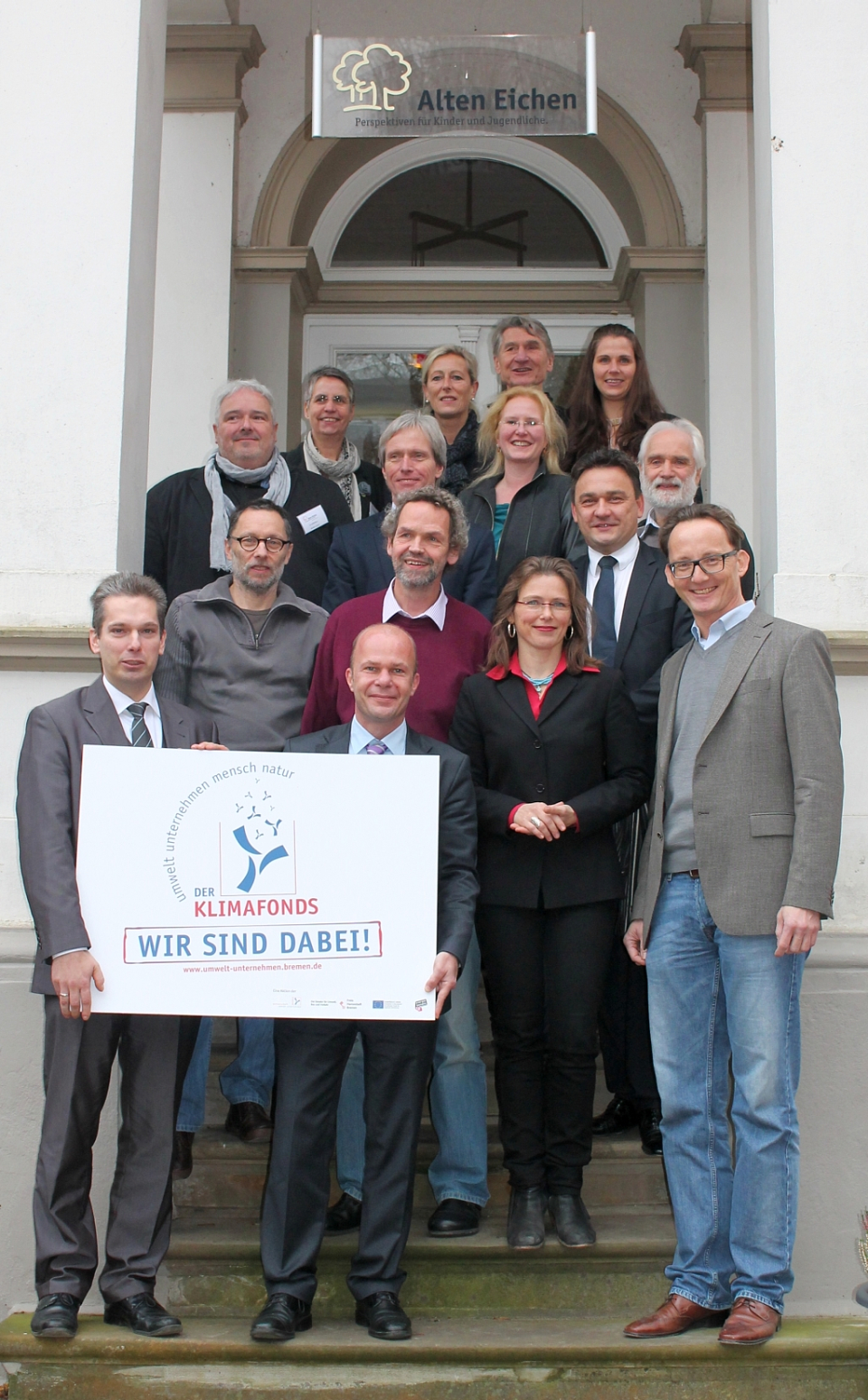 Bilanz aus vier Jahren Klimafonds: Unternehmen aus der Bremer Umweltpartnerschaft förderten mit 83.000 Euro Klimaschutzmaßnahmen in sozialen und kulturellen Einrichtungen und ermöglichen damit die Vermeidung von jährlich 170.000 kg CO₂. (Im Bild: Vertreterinnen und Vertreter aus Bremen und Bremerhaven, die in den Klimafonds eingezahlt haben: Backstube – Backen mit Leidenschaft, cambio StadtAuto Bremen CarSharing, ecolo, Franz Gottwald GmbH, Holzhandlung Hermann Ehlers, REETEC, RKW Bremen, ted GmbH und Umweltbehörde Bremen.)