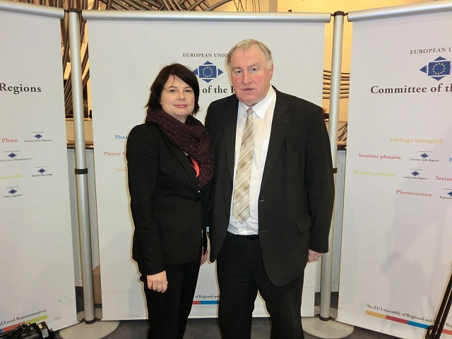 Ulrike Hiller mit Karl-Heinz Lambertz, Bewerber für die Präsidentschaft im AdR und amtierender Präsident des Parlaments der Deutschsprachigen Gemeinschaft Belgiens, am Rande der 109. Plenartagung in Brüssel