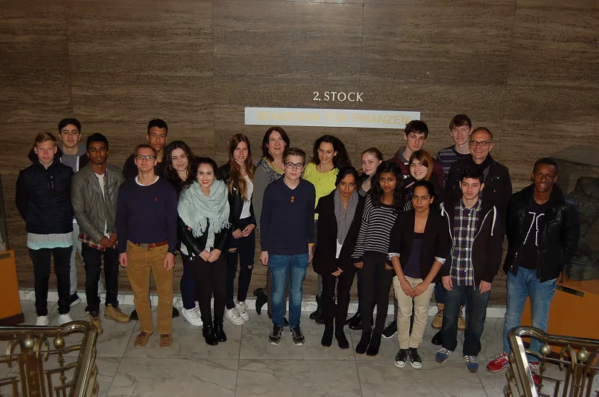 Die Obervielander Schülerinnen und Schüler mit Finanzsenatorin Karoline Linnert und Lehrer Ulrich Maas im Treppenhaus im "Haus des Reichs" am Rudolf-Hilferding-Platz, dem Dienstsitz der Finanzsenatorin