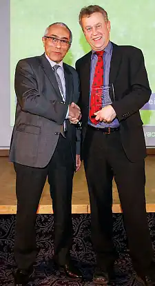 Stellvertretend für Senator Dr. Joachim Lohse präsentierte Michael Glotz-Richter, Referent für nachhaltige Mobilität, die Bremer Projekte auf der Zeremonie in Paris und nahm die Auszeichnung entgegen von Francois Jalbert (Magazin 'Vile, Rail et Transport')