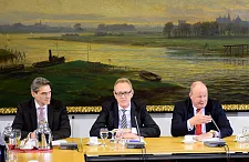 v.l.: Robert Howe (Geschäftsführer bremenports), Frank Dreeke (Vorstandsvorsitzender BLG LOGISTICS GROUP)  und Staatsrat Dr. Heiner Heseler stellten die Entwicklung des Seegüterumschlags in den bremischen Häfen vor.