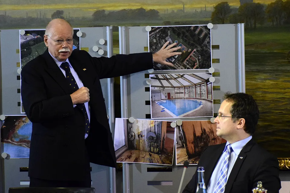 Ulrich Mäurer, Senator für Inneres und Sport, erläutert anhand von Bildern das neue Bäderkonzept für Bremen