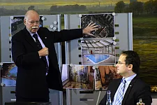 Ulrich Mäurer, Senator für Inneres und Sport, erläutert anhand von Bildern das neue Bäderkonzept für Bremen