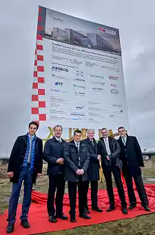 Enthüllten gemeinsam das Projektschild für das Forschungs- und Entwicklungszentrum EcoMaT (v.l.n.r.): Prof. Dr. Kurosch Rezwan, Konrektor für Forschung der Universität Bremen, Volker Thum, Standortleiter von Airbus, Dr. André Walter, Vice President Materials & Processes von Airbus, Bürgermeister Jens Böhrnsen, Präsident des Senats der Freien Hansestadt Bremen, Charles Champion, Executive Vice President Engineering von Airbus, und Andreas Heyer, Vorsitzender der Geschäftsführung der WFB Wirtschaftsförderung Bremen GmbH