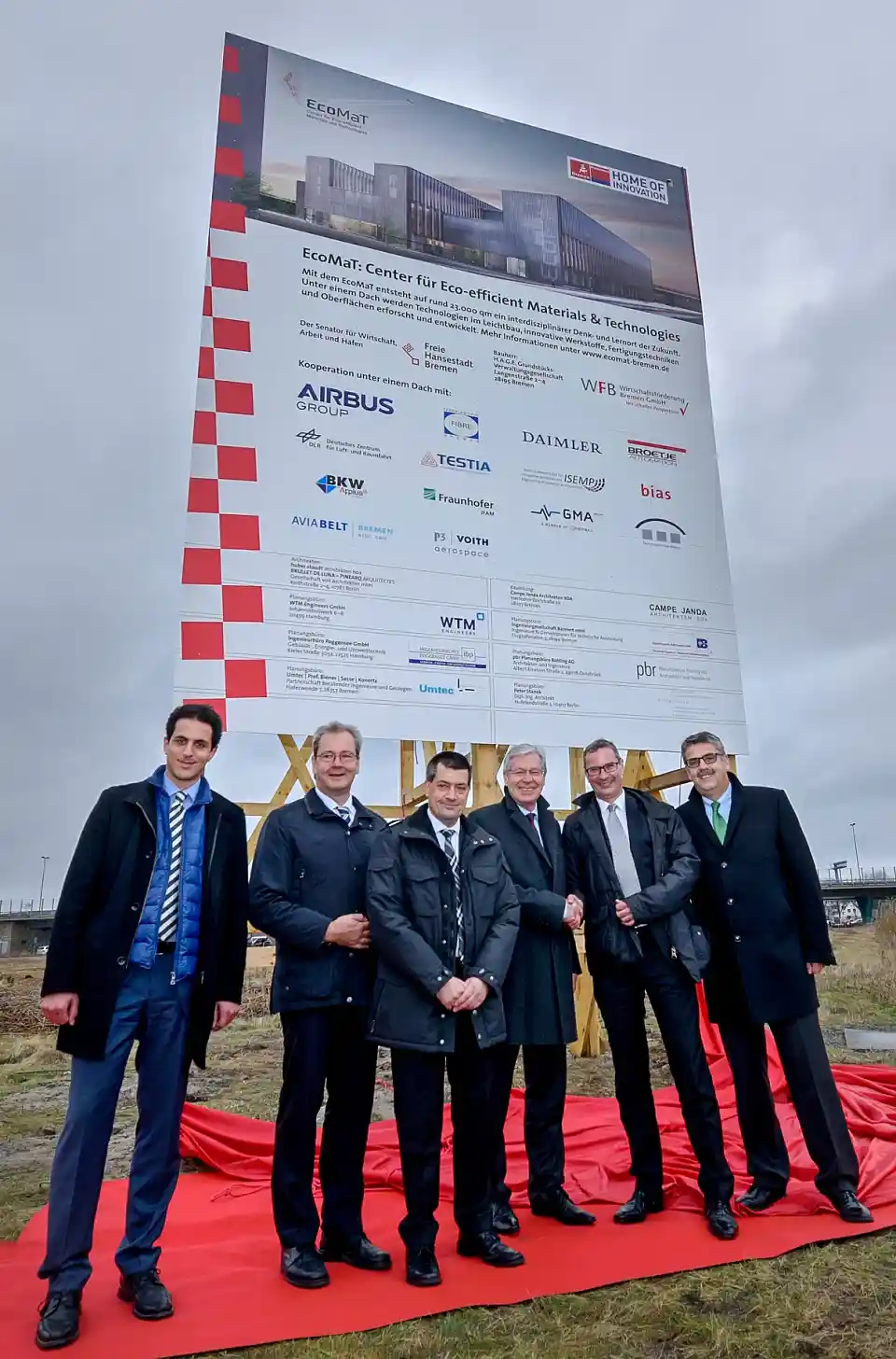 Enthüllten gemeinsam das Projektschild für das Forschungs- und Entwicklungszentrum EcoMaT (v.l.n.r.): Prof. Dr. Kurosch Rezwan, Konrektor für Forschung der Universität Bremen, Volker Thum, Standortleiter von Airbus, Dr. André Walter, Vice President Materials & Processes von Airbus, Bürgermeister Jens Böhrnsen, Präsident des Senats der Freien Hansestadt Bremen, Charles Champion, Executive Vice President Engineering von Airbus, und Andreas Heyer, Vorsitzender der Geschäftsführung der WFB Wirtschaftsförderung Bremen GmbH