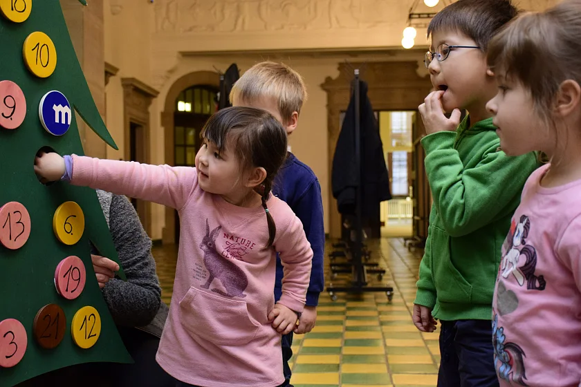 Gespannte Drachenkinder öffnen ihr Türchen