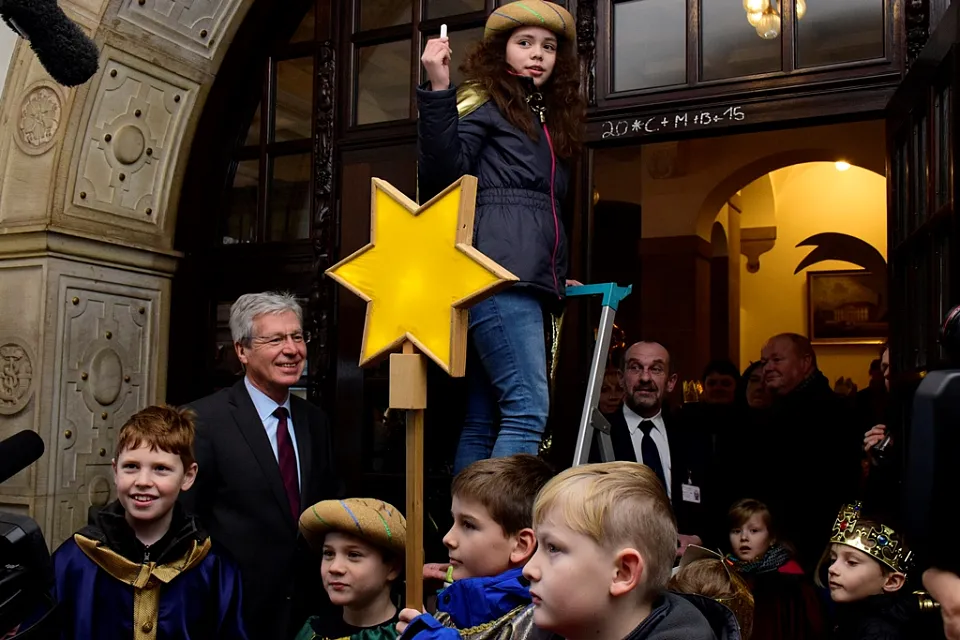 Bürgermeister Jens Böhrnsen freut sich über den Segen an der Bremer Rathauspforte:  20*C+M+B+15 - 