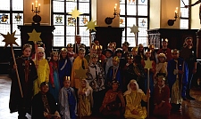 Gruppenfoto mit dem Bürgermeister: Eine Sternsingergruppe in den Gewändern der Heiligen Drei Könige