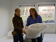 Senatorin Anja Stahmann besichtigt mit Katharina Brachmann (Innere Mission) die Einrichtung des neuen Übergangswohnheims