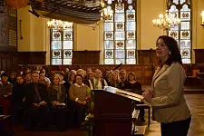 Bürgermeisterin Karoline Linnert (rechts) bedankt sich bei einem Empfang in der oberen Rathaushalle bei über hundert ehrenamtlichen Prüferinnen und Prüfern 