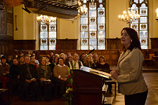 Bürgermeisterin Karoline Linnert (rechts) bedankt sich bei einem Empfang in der oberen Rathaushalle bei über hundert ehrenamtlichen Prüferinnen und Prüfern 