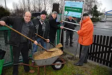 Gemeinsam wurde der Sonderpreis für den „Fahrradaktiven Betrieb 2014“ zur Probe auf dem Gelände der Raumwerkerei aufgestellt. (v.r.n.l.): Verkehrsstaatsrat Wolfgang Golasowski, Norbert Nuske (Leiter der AOK Bremerhaven), Mark Ella (ADFC Bremerhaven) und Günther Kerchner (Geschäftsführer Raumwerkerei) 