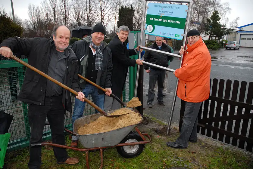 Gemeinsam wurde der Sonderpreis für den „Fahrradaktiven Betrieb 2014“ zur Probe auf dem Gelände der Raumwerkerei aufgestellt. (v.r.n.l.): Verkehrsstaatsrat Wolfgang Golasowski, Norbert Nuske (Leiter der AOK Bremerhaven), Mark Ella (ADFC Bremerhaven) und Günther Kerchner (Geschäftsführer Raumwerkerei) 