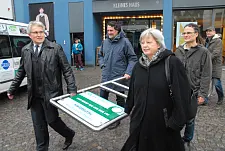 Umweltstaatsrätin Gabriele Friderich trägt den zum Sonderpreis "Fahrradaktiver Betrieb 2014" verliehenen Edelstahl-Fahrradbügel gemeinsam mit Olaf Woggan (AOK-Vorstandvorsitzender) v.l., Prof. Michael Börgerding (Generalintendant Theater Bremen)h.l. und Tobias Wolf (ADFC-Vorsitzender)h.r. zum zukünftigen Standort