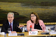 Jens Böhrnsen und Anja Stahmann stellen im Rathaus den Entwurf zum Armuts- und Reichtumsbericht 2014 des Senats vor