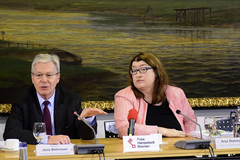 Jens Böhrnsen und Anja Stahmann stellen im Rathaus den Entwurf zum Armuts- und Reichtumsbericht 2014 des Senats vor