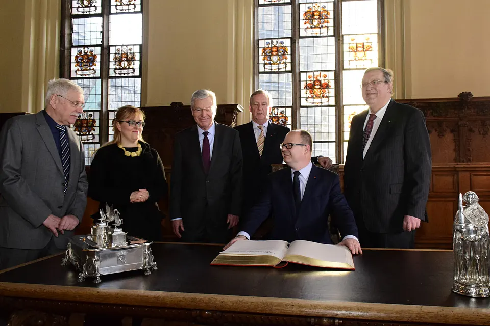  Eintrag in das Goldene Buch: Dolmetscher Uwe Metschke, Magdalena Adamowicz, Bürgermeister Jens Böhrnsen, Polens Honorarkonsul Axel Lenderoth, Stadtpräsident  Pawel Bogdan Adamowicz sowie Honorarkonsul a.D. und Ehrenbürger Danzigs,  Dr. Hans-Dietrich Paschmeyer (v.l.)