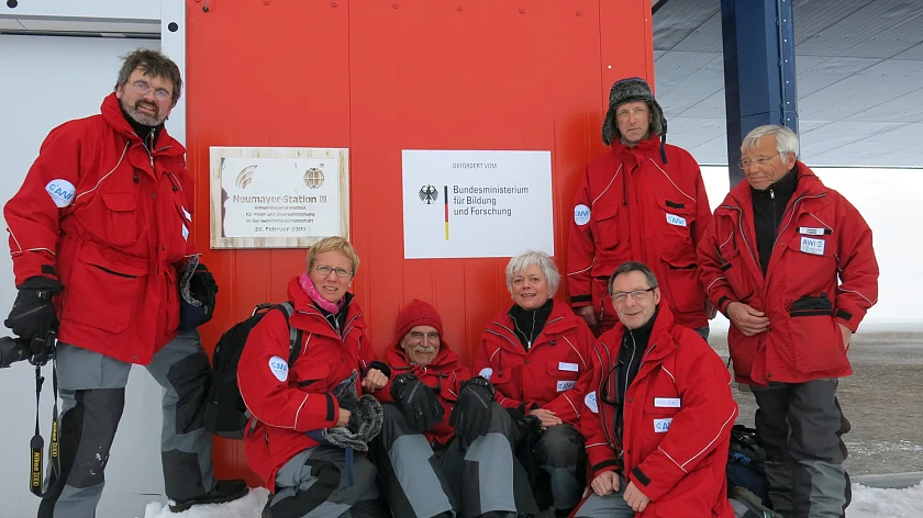 Besuch auf der Antarktis-Forschungsstation Neumayer III. Personen von links nach rechts: René Röspel, MdB Prof. Dr. Eva Quante-Brandt, Senatorin für Bildung und Wissenschaft Bremen Prof. Dr. Heinrich Miller, Alfred Wegener Institut, AWI Cornelia Quennet-Thielen, Staatssekretärin Bundesministerin für Bildung und ForschungUwe Nixdorf, AWI Prof. Dr. Thomas Jung, AWI (stehend)Eberhard Kohlberg, AWI