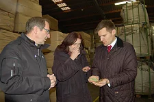 Patrick Winten, Karoline Linnert und Andreas Berghöfer (v.l.n.r.) in einem Lagerraum der Firma roha arzneimittel. Die Bürgermeisterin schnuppert an einer Sennaprobe aus Indien