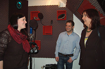 Carina Albers, Dennis Lange und Karoline Linnert (v.l.n.r.) im Tonstudio des Sasu
