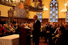 Bürgermeister Böhrnsen begrüßt die zahlreichen Gäste verschiedener Religionen zur Interreilgiösen Andacht